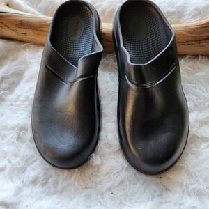 Oofos black clogs